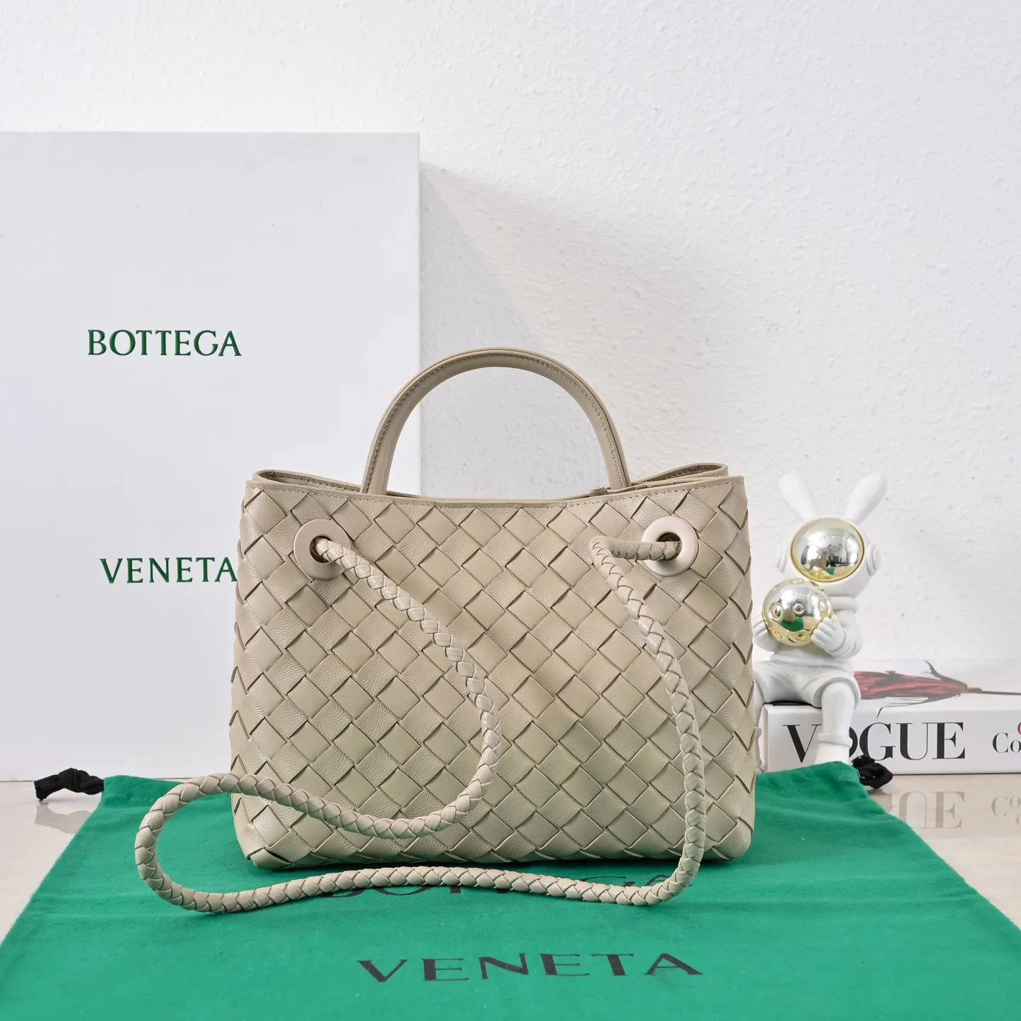 Batch 1860 B's 2023 spring and summer new style continues the brand's woven pattern style with detailed metal knot switch buckles. This time, the shoulder straps are also made into tube weaves, showing different craftsmanship. The carrying method is versatile to create more different styles. Intrecciato woven leather small handbag, equipped with sliding crossbody strap. Internal compartments, including 1 zipper pocket and 2 open pockets. Magnetic buckle closure. Size: 25*20*10cm Model: 7463#